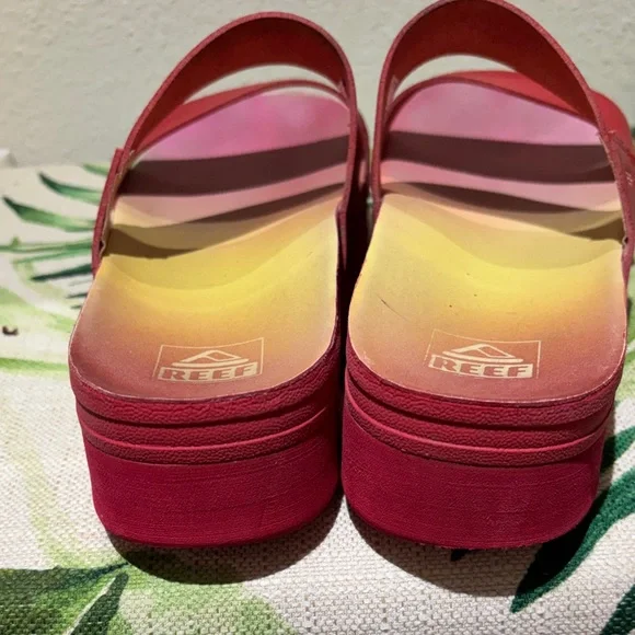 Reef Women's Vibrant Red Sandals - Picture 4 of 5